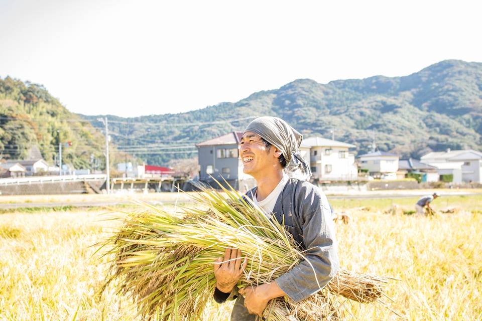 大喜米を抱く中村大軌さん