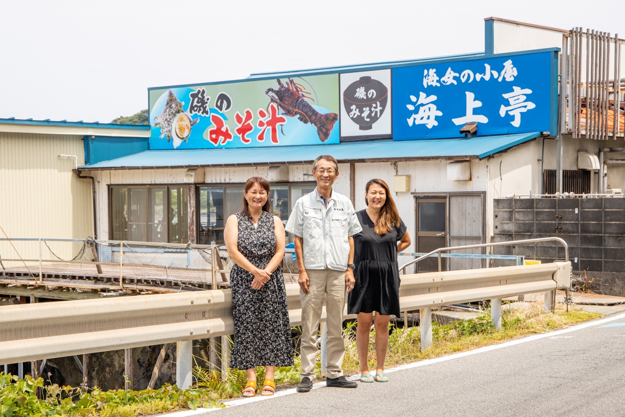 海女の小屋海上亭にて上村社長と海女さん。