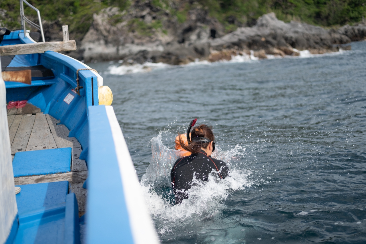 何度も海に潜る海女さん