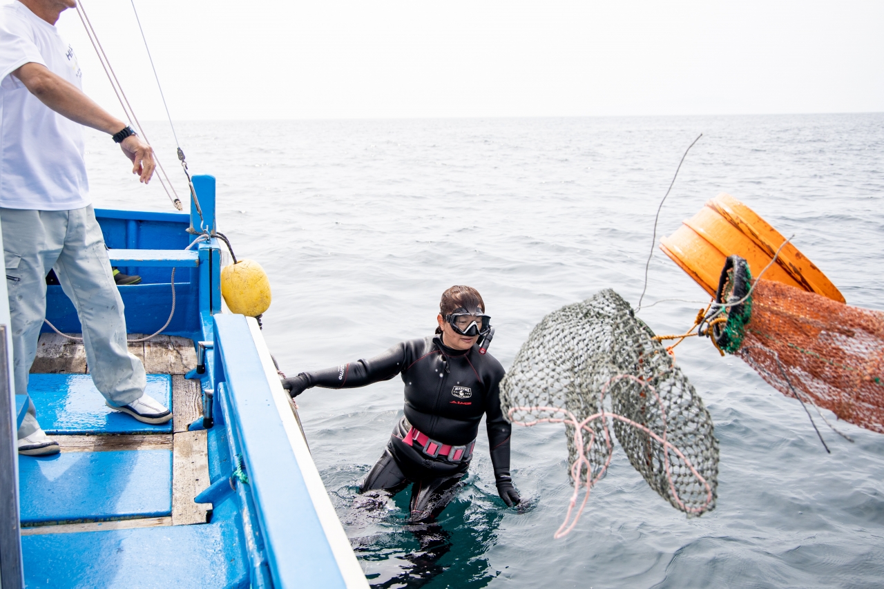 舟に戻ってくるときには、20kgものサザエを獲ってくる。